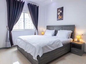 Iron/ironing board, WiFi, bed sheets - Luxurious Getaway: 24/7 Security - Pool - Balcony! (Sakumono)