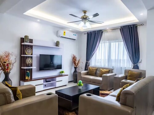 Luxurious Getaway: 24/7 Security - Pool - Balcony!