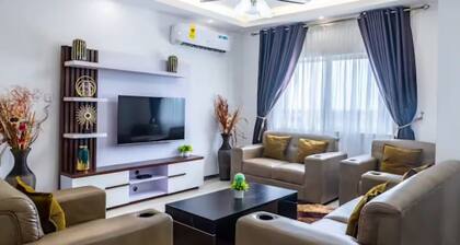 Luxurious Getaway: 24/7 Security - Pool - Balcony!