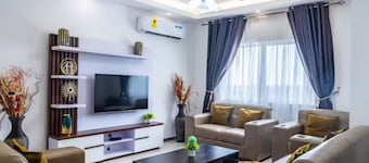 Luxurious Getaway: 24/7 Security - Pool - Balcony!