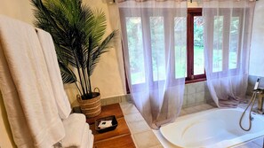 Shower, hair dryer, towels, soap - Heated Pool - 4 bedroom Cottage , Pool Table (Provincia de Panamá Oeste)