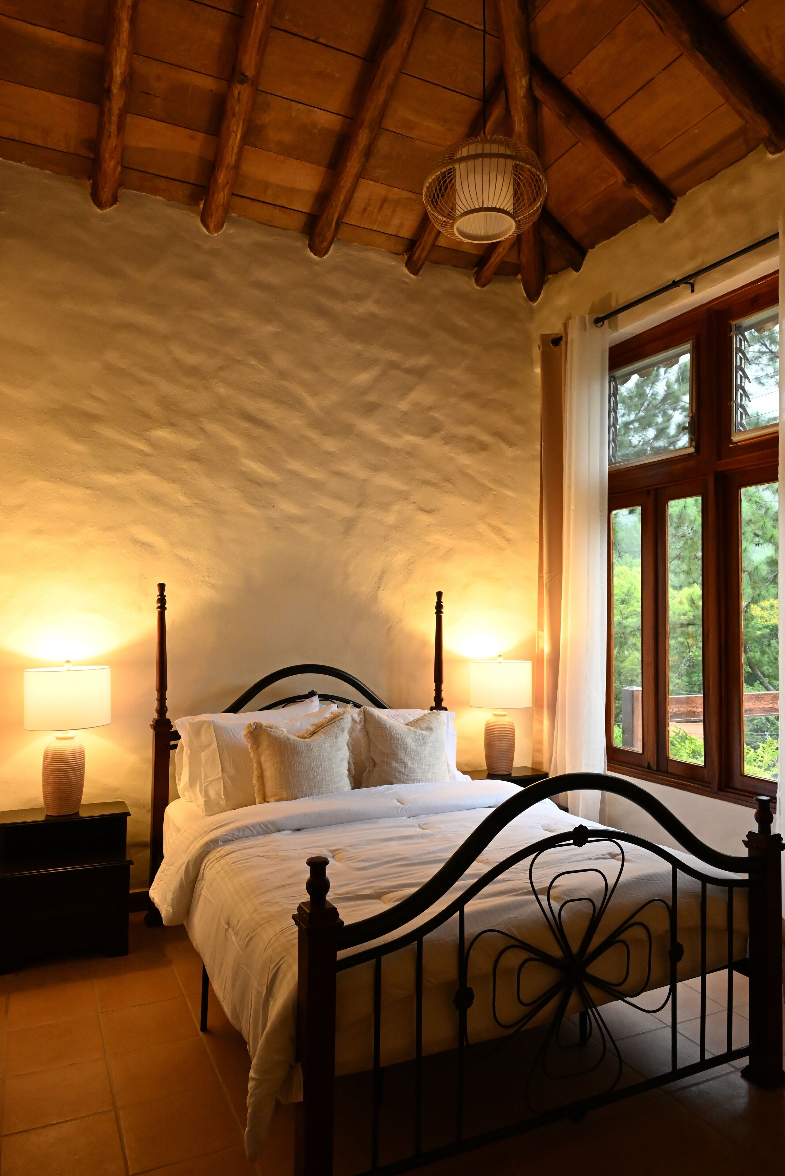 4 bedrooms, internet, bed sheets