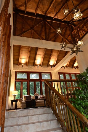 المنشأة من الداخل