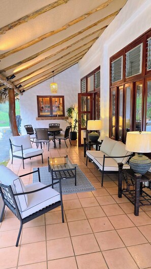 屋外ダイニングエリア