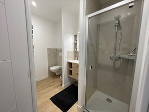 Hair dryer, towels, soap, toilet paper - NEW STUDIO FOR COUPLE - FULLY EQUIPPED - CENTER CARCASSONNE (Carcassonne)