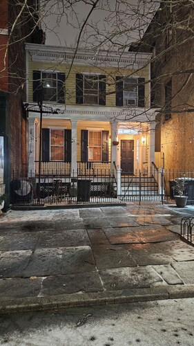 3bedroom bed & breakfast Heart of Historic Downtown Jersey City 1block from path