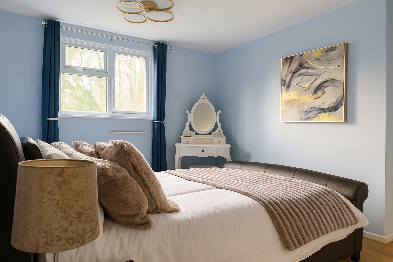 Verduisterende gordijnen, een strijkplank/strijkijzer, gratis wifi