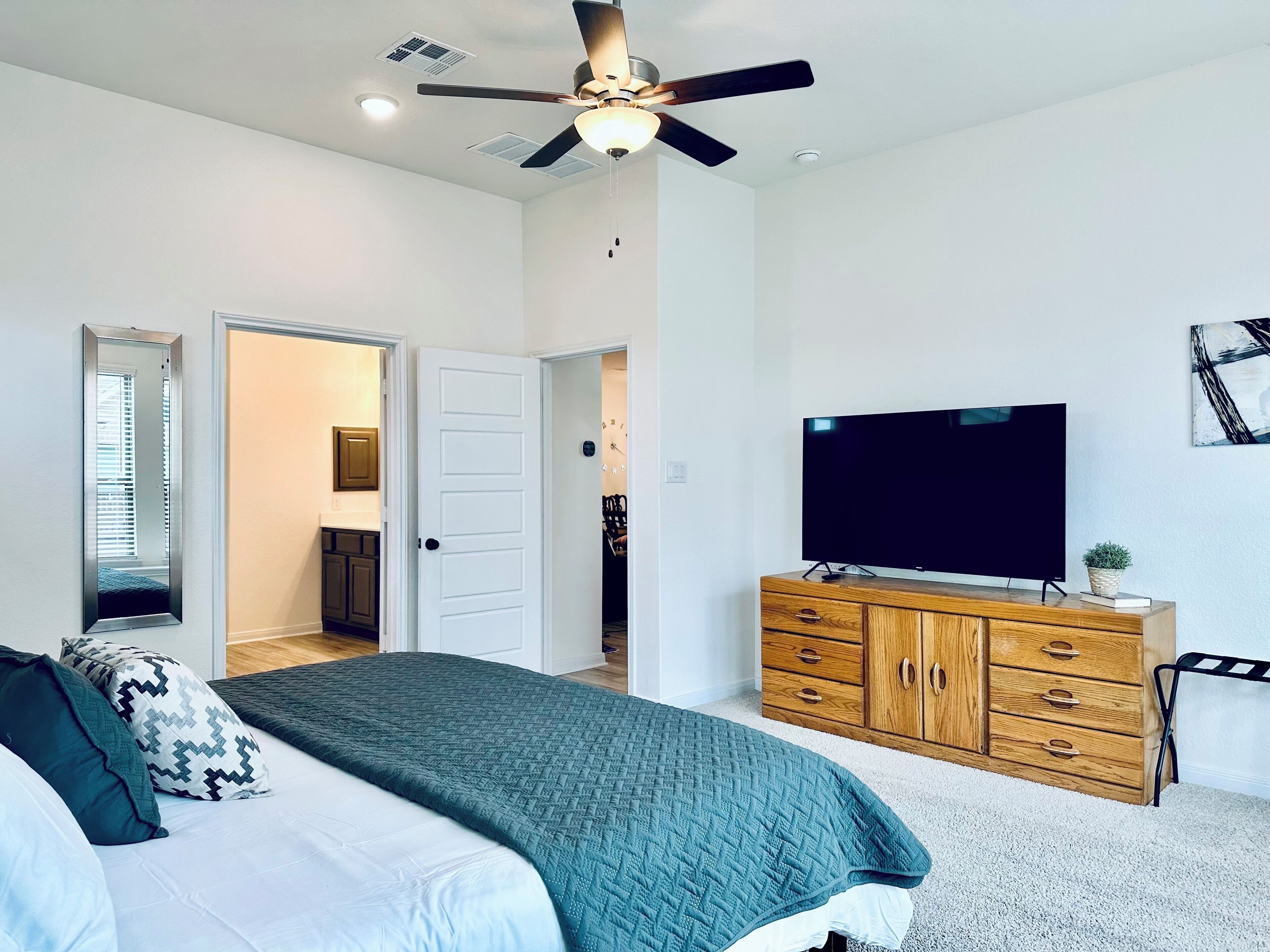 4 habitaciones, tabla de planchar con plancha, wifi y ropa de cama 