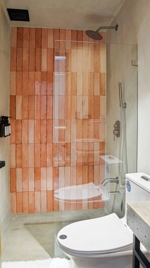 Shower, hair dryer, towels, soap - The Sandhaus Suite 4 (Jacó)