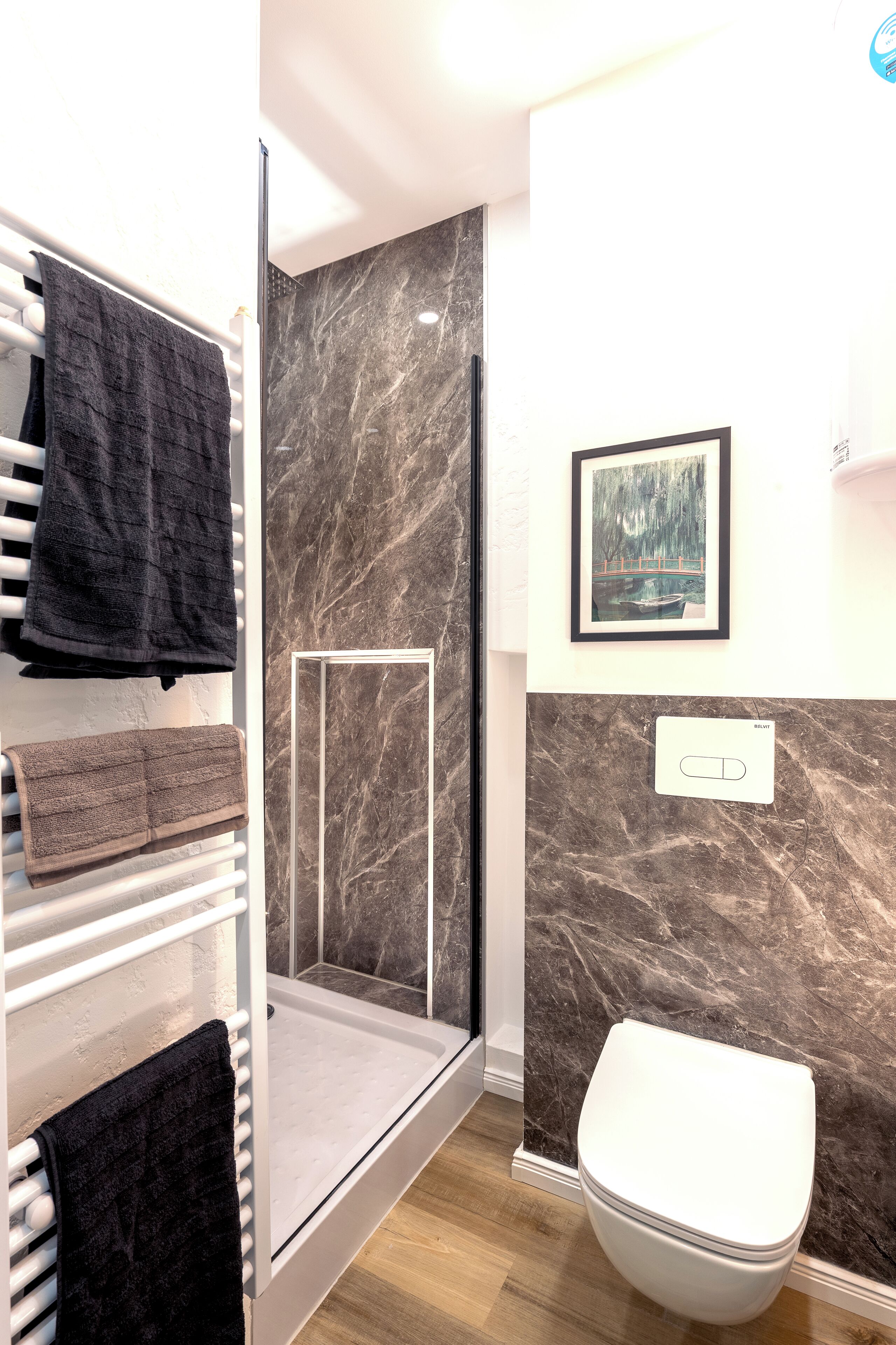 Tremannsrom – comfort | Skrivebord for bærbar PC og wi-fi (inkludert)