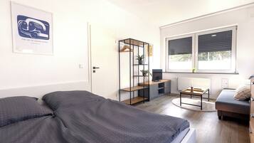 Tremannsrom – comfort | Skrivebord for bærbar PC og wi-fi (inkludert)