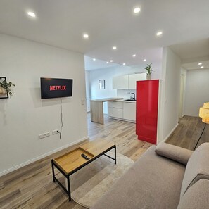 Comfort-Apartment | Wohnbereich | 32-Zoll-Smart-TV mit Digitalempfang