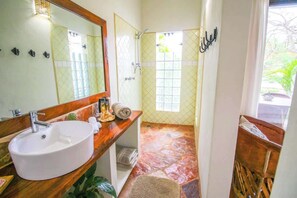 Dusche, Haartrockner, Shampoo