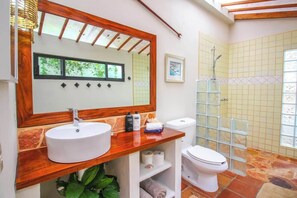 Een douche, een haardroger, shampoo
