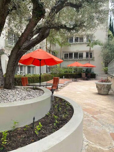 Cozy 1-bedroom condo in peaceful Los Angeles with AC