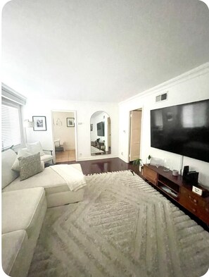 Smart TV - Cozy 1-bedroom condo in peaceful Los Angeles with AC (Los Angeles)