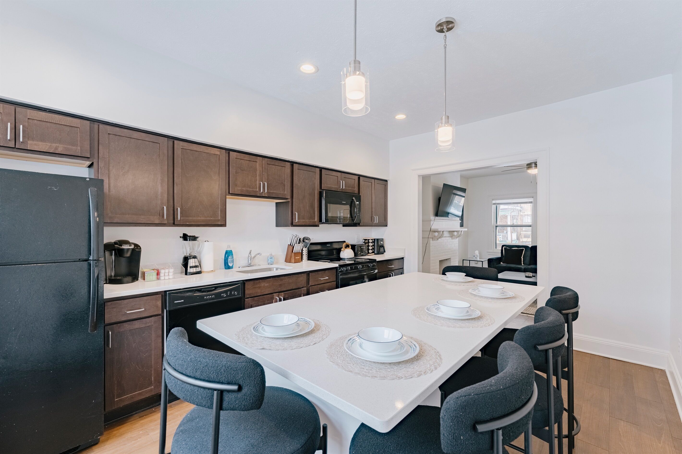 Een koelkast, een microgolfoven, een oven, een kookplaat