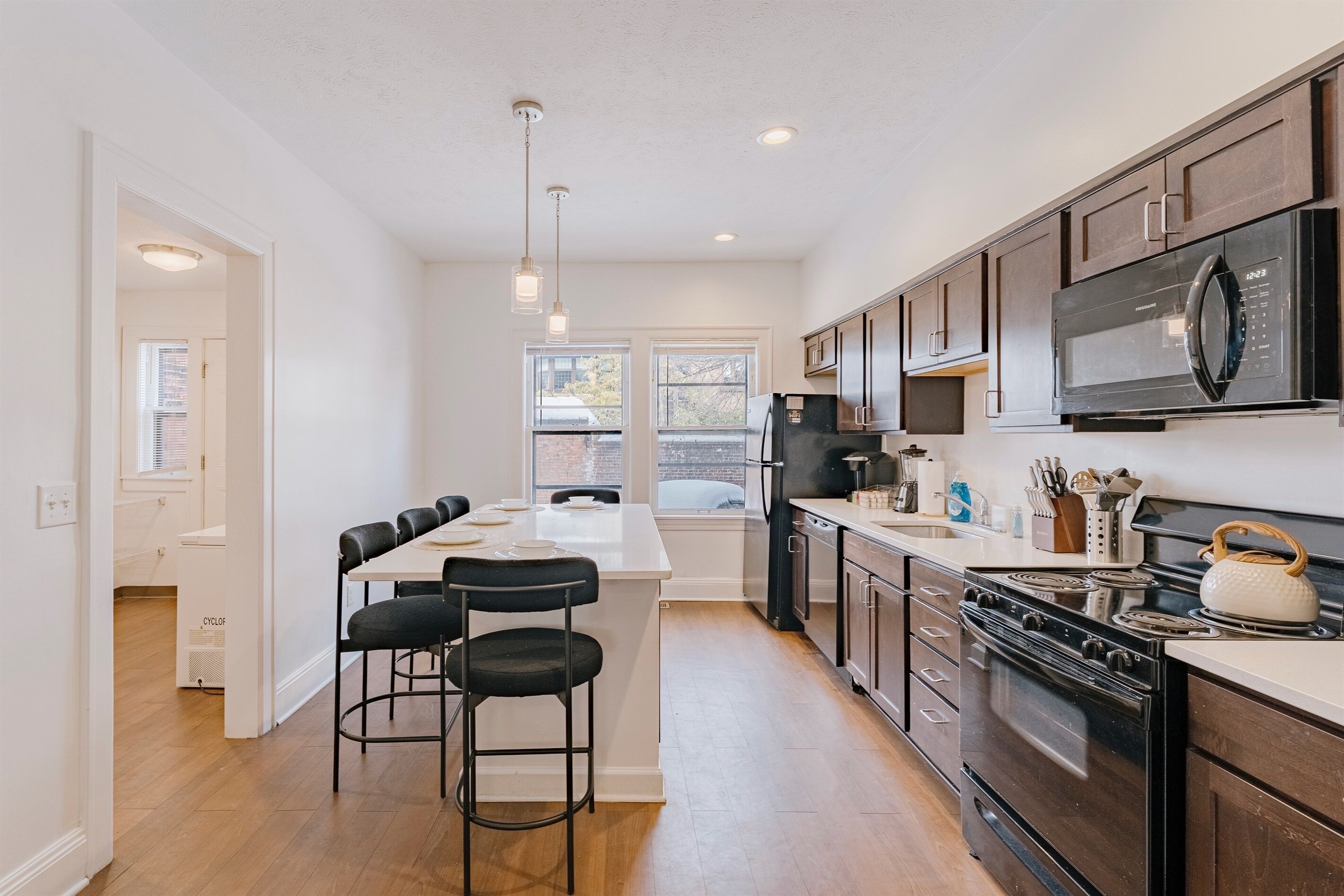 Een koelkast, een microgolfoven, een oven, een kookplaat