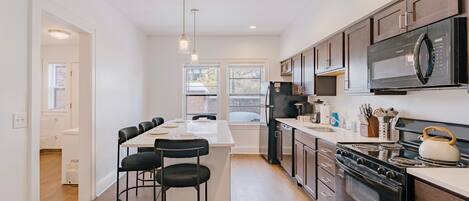 Kjøleskap, mikrobølgeovn, ovn og kokeplater