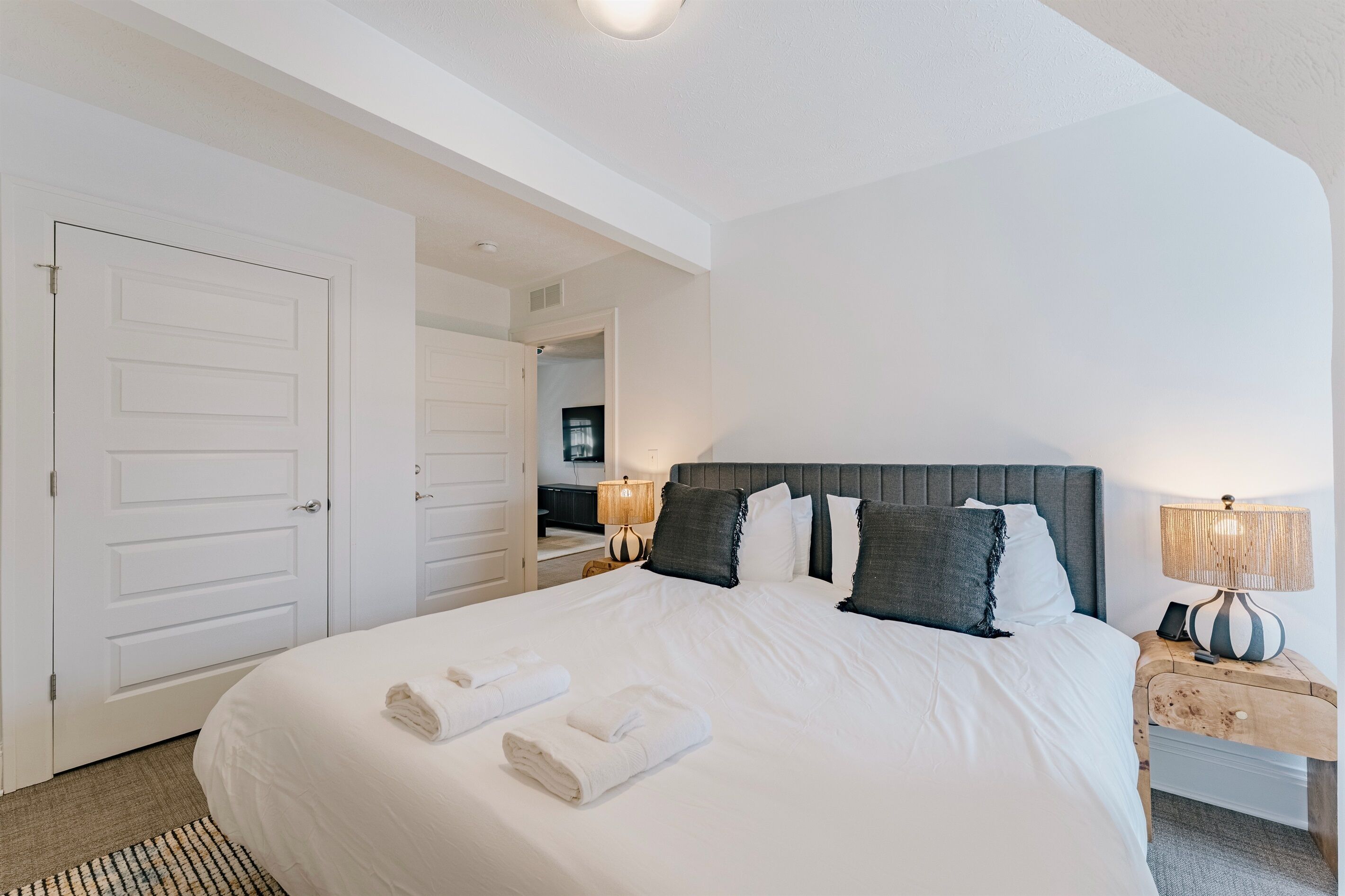 Een strijkplank/strijkijzer, reisbedje, gratis wifi, beddengoed