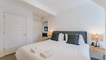 Een strijkplank/strijkijzer, reisbedje, gratis wifi, beddengoed