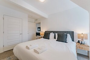 Een strijkplank/strijkijzer, reisbedje, gratis wifi, beddengoed