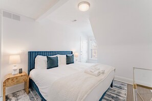 Een strijkplank/strijkijzer, reisbedje, gratis wifi, beddengoed