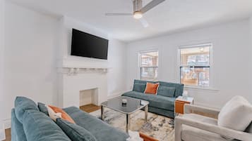 Een smart-tv en tafelvoetbal