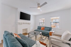 Een smart-tv en tafelvoetbal