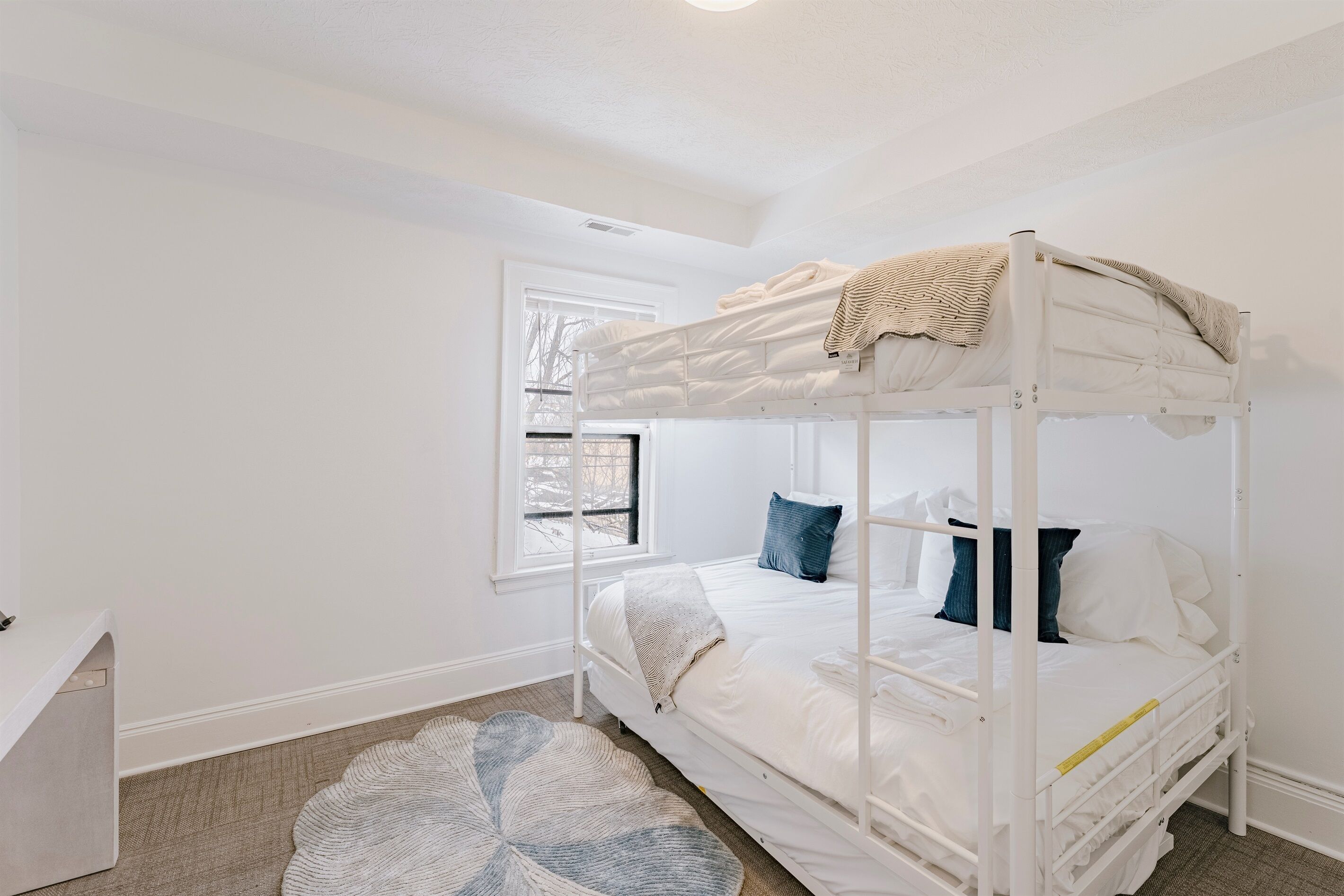 Een strijkplank/strijkijzer, reisbedje, gratis wifi, beddengoed