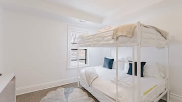 Een strijkplank/strijkijzer, reisbedje, gratis wifi, beddengoed