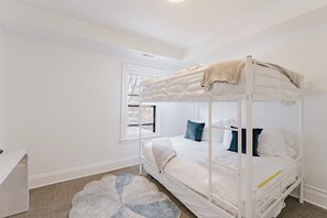 Een strijkplank/strijkijzer, reisbedje, gratis wifi, beddengoed