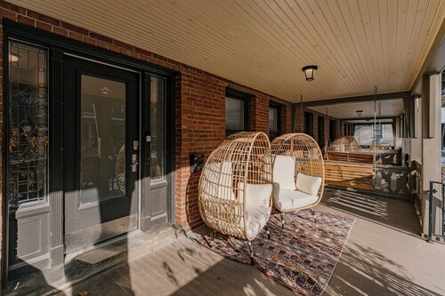 Upscale 5BR Stay by Little Italy, CWRU, & Downtown