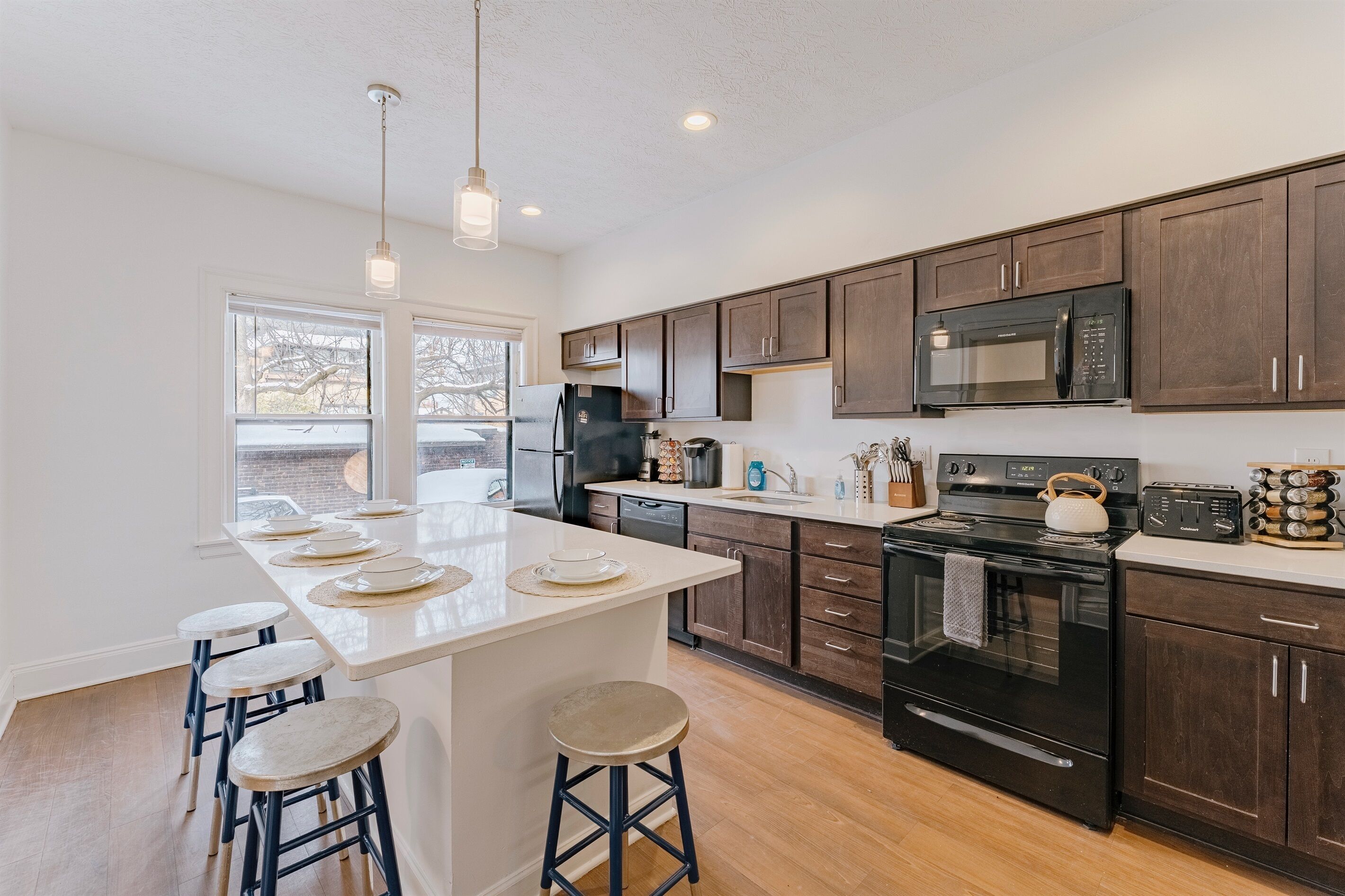 Een koelkast, een magnetron, een oven, een kookplaat