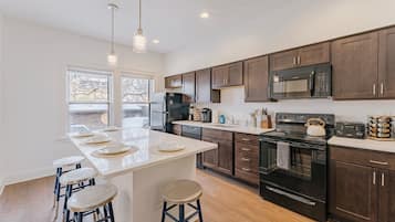 Een koelkast, een magnetron, een oven, een kookplaat