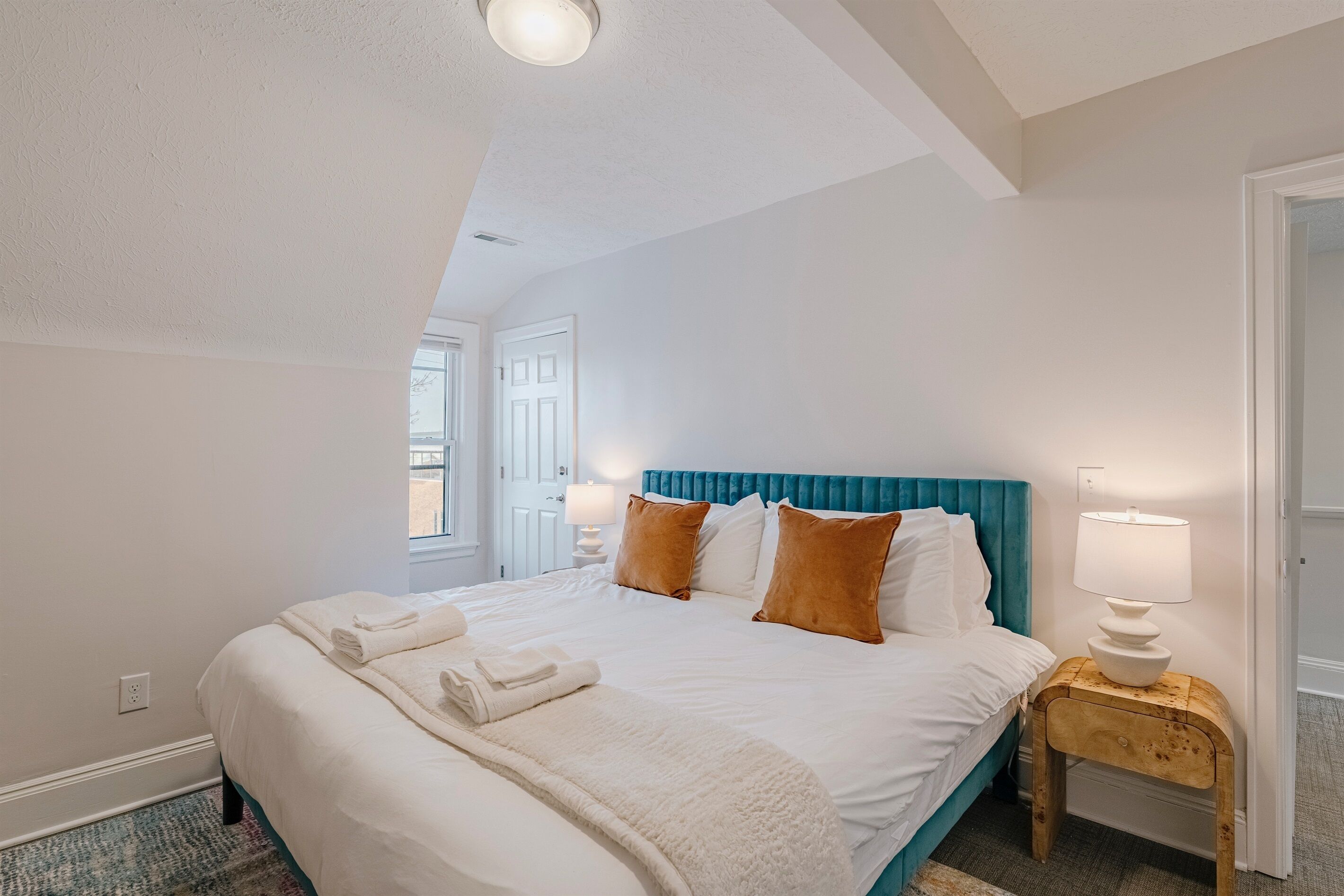 Een strijkplank/strijkijzer, reisbedje, gratis wifi, beddengoed