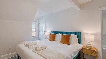 Een strijkplank/strijkijzer, reisbedje, gratis wifi, beddengoed