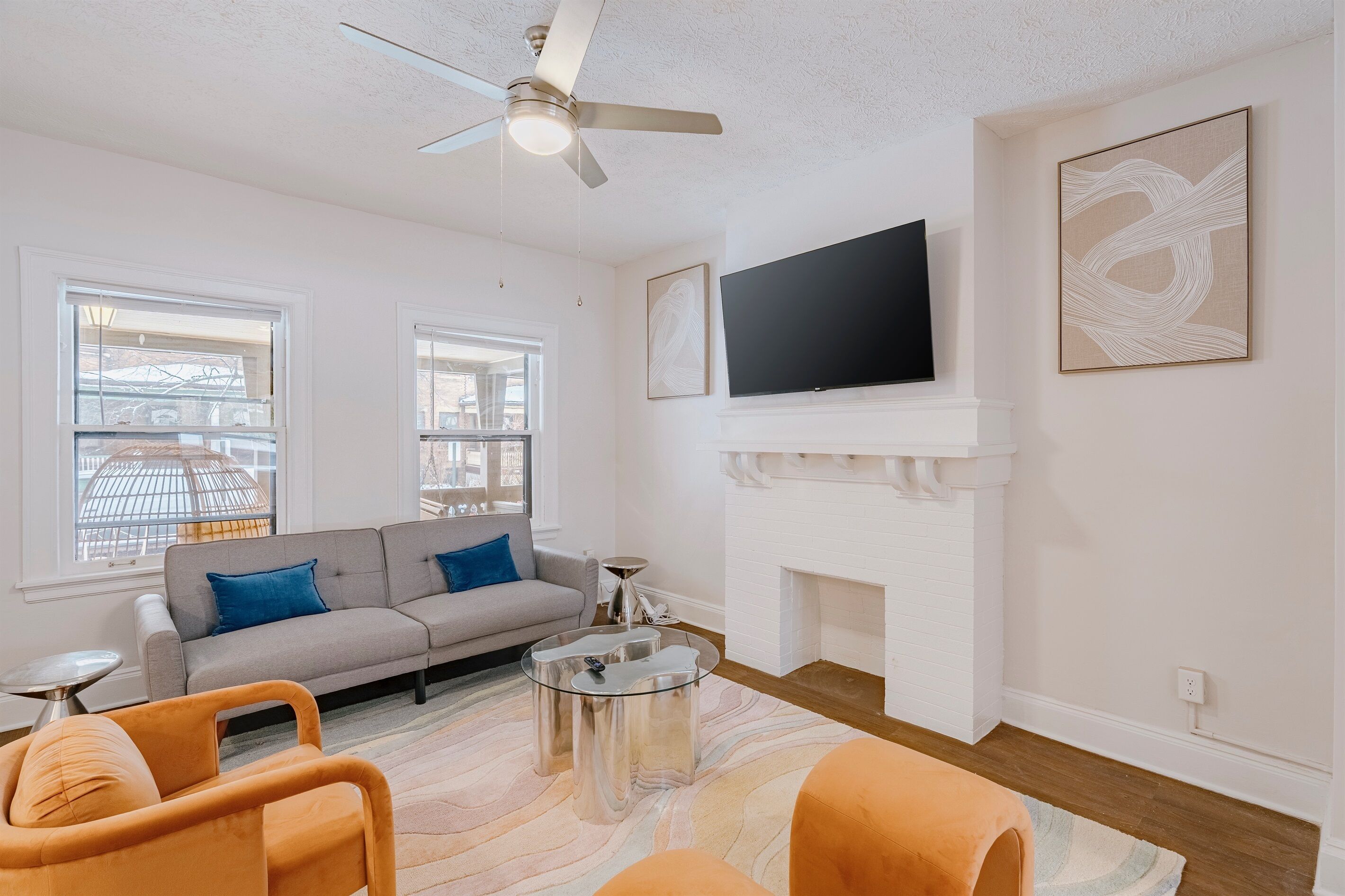 Een smart-tv en tafelvoetbal