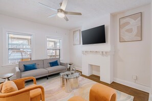 Een smart-tv en tafelvoetbal