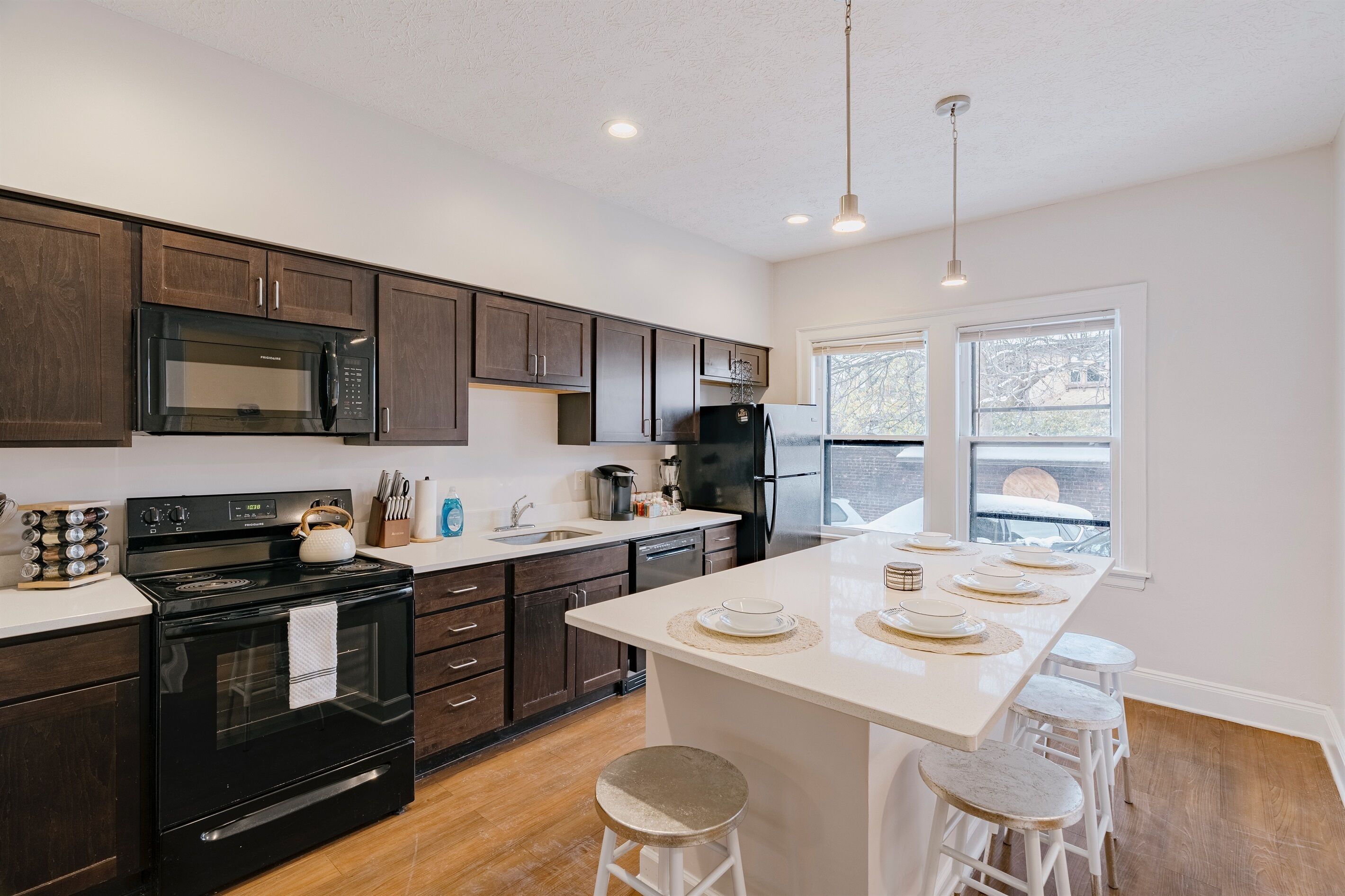 Een koelkast, een magnetron, een oven, een kookplaat