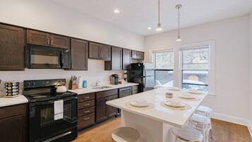 Een koelkast, een magnetron, een oven, een kookplaat