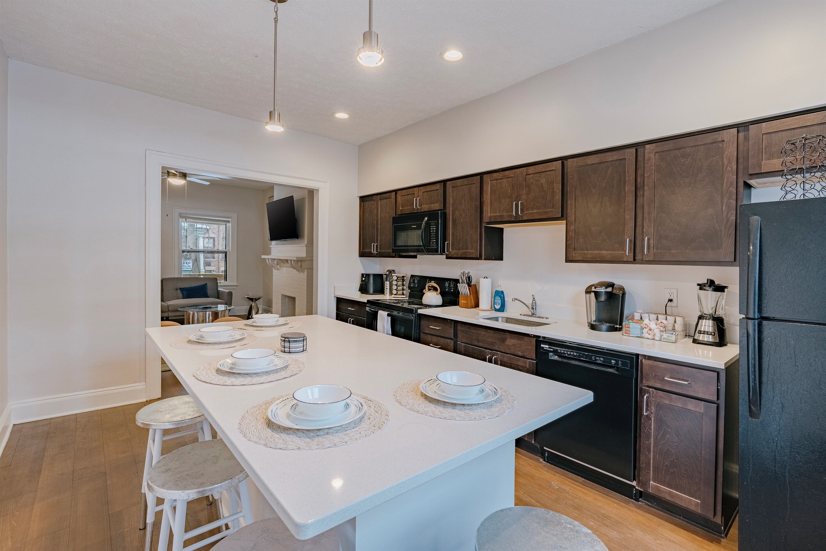 Een koelkast, een magnetron, een oven, een kookplaat