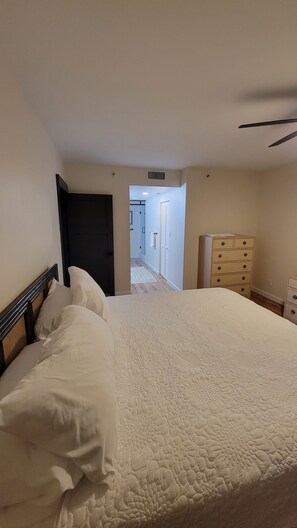 Un dormitorio con una cama grande, un aparador y un vestidor.