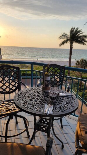 Outdoor dining - Remodeled 2-bedroom condo in serene Sand Key, Clearwater Beach (Clearwater)