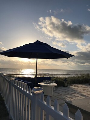 Terrace/patio - 10 Bdrm/9.5 Bath - Sleeps 20 - The Tatum House Direct Oceanfront Estate (New Smyrna Beach)