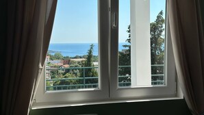 A window with a view of the sea and greenery. - Ceres  Apartments (Utjeha)