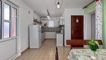 Apartamento superior, vista para o mar | Ferros/tábuas de passar roupa, Wi-Fi de cortesia