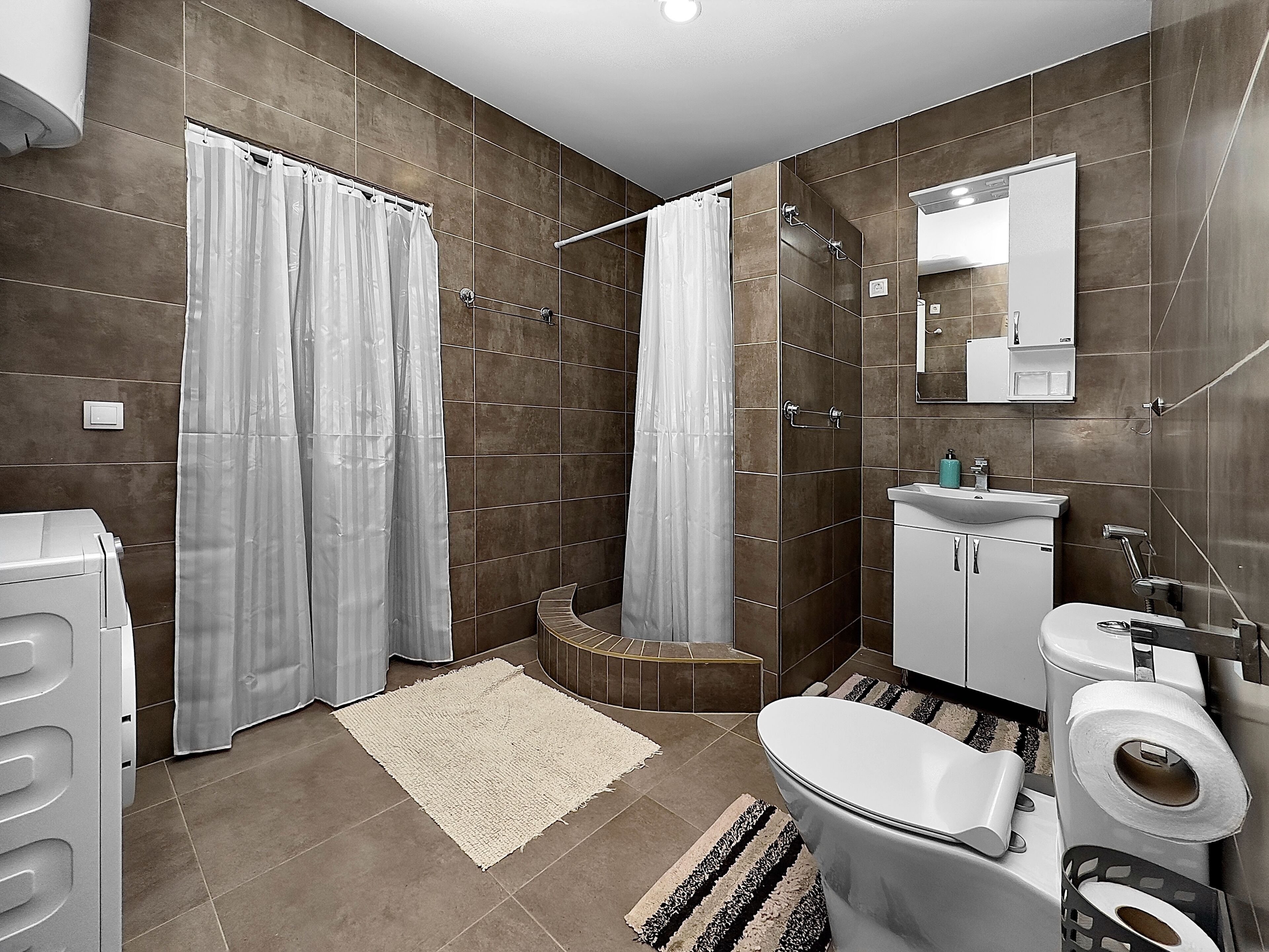 Penthouse Panoramic - havsutsikt | Badrum | Dusch, handdukar och toalettpapper