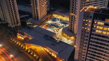 Fachada da propriedade à noite