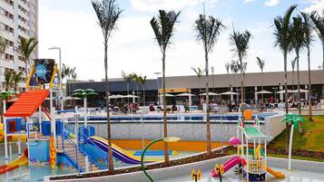Piscina interna, 8 piscinas externas